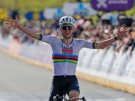 Radsport: Pogacar fährt bei Rot über die Gleise – und gewinnt